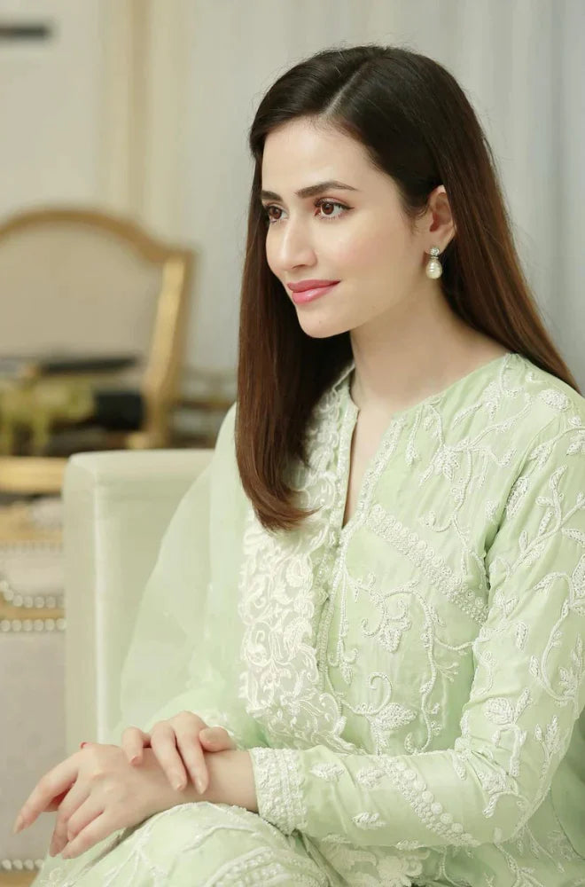 BAREEZE- Premium 3 Piece Lawn EMBROIDERED SHIRT WITH ORGANZA EMBROIDERED DUPATTA & TROUSER-BIC-4605